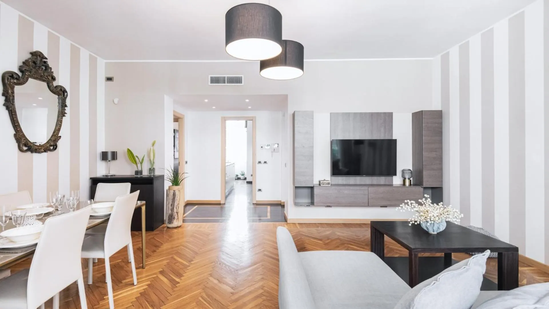 Easylife - Appartamento Con Balcone In Centralefs Milan 0*,  Italy